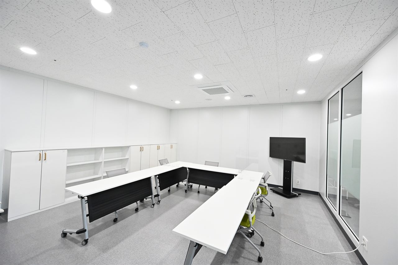Meeting Room 03